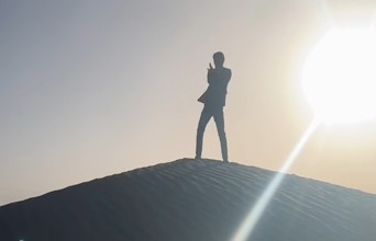 当“社会摇”不再社会 它可以是“二次元摇”