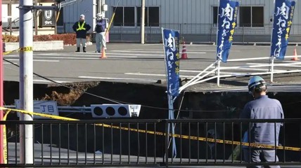 日本一地路面塌陷 卡车司机被困超72小时仍未获救