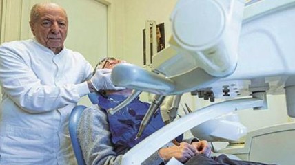 意大利93岁牙医仍坚守岗位 称长寿全靠基因