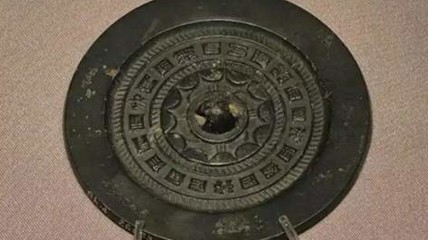 初中生指出博物馆千年铜镜断代有误 馆方迅速改正