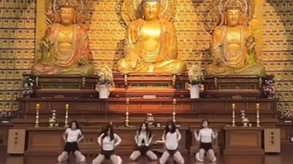 韩国女舞团在寺庙慰问演出视频曝光 大佛前火辣热舞