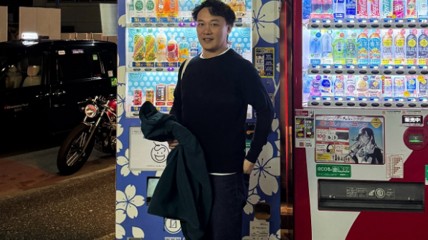 陈奕迅本人辟谣离世 晒照报平安：复活后先吃块肉