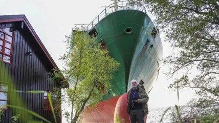 挪威135米巨型货轮撞入民宅 开船船员疑似睡着