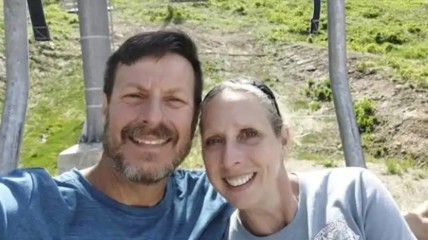 美国男子被600多斤巨石压身 妻子托举三小时终获救